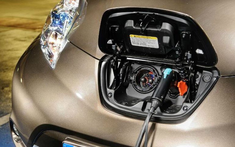 Como cambiar la batería de 12 voltios de un coche eléctrico